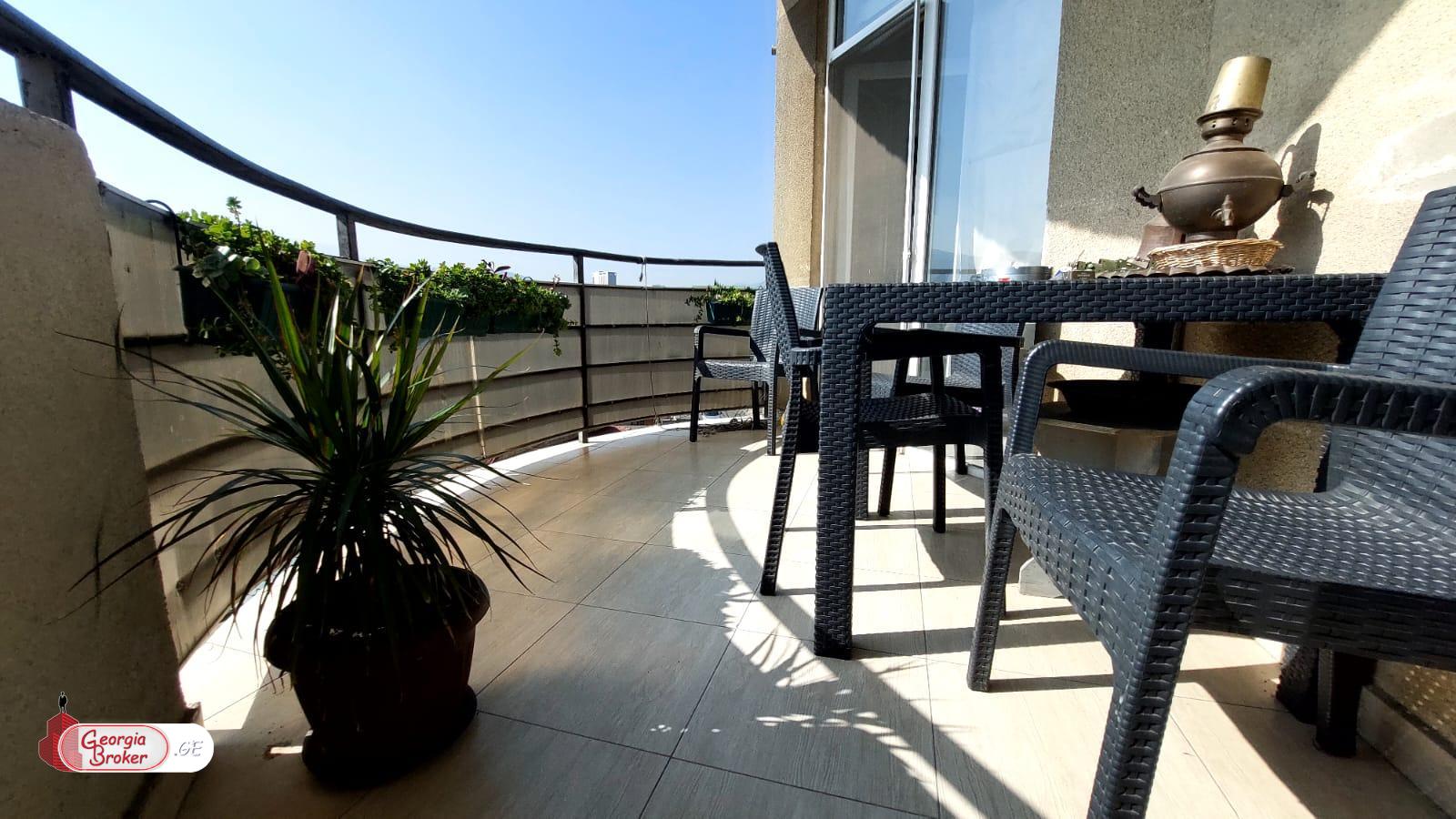 продается квартира с новым ремонтом 4-комнаты